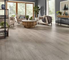 Sàn nhựa SPC giúp giảm nhiệt cho nhà hướng Tây.