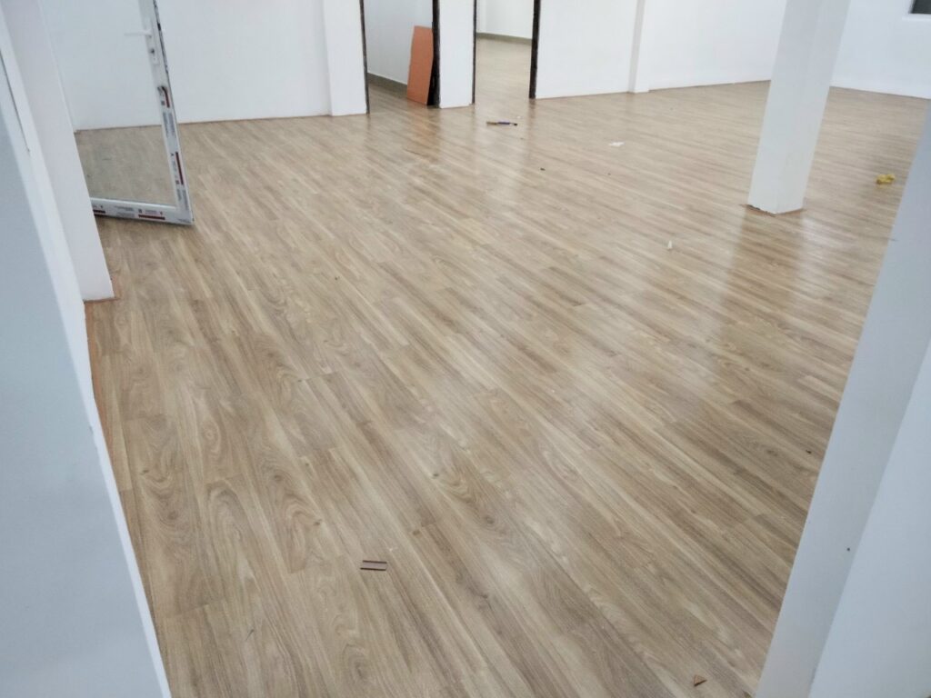 Sàn nhựa giả gỗ cho nhà trọ. Giải pháp giá rẻ, đẹp và dễ thay thế
