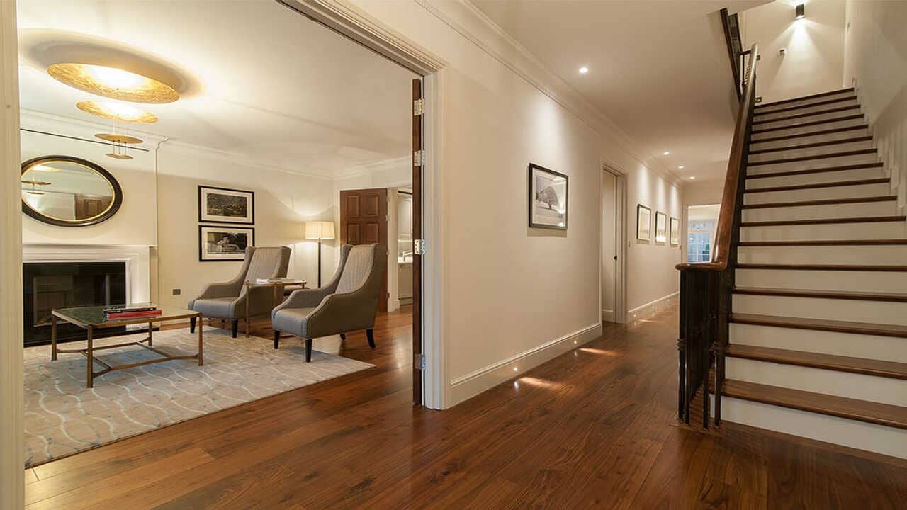 Sàn nhựa màu óc chó cho phòng khách ấm cúng