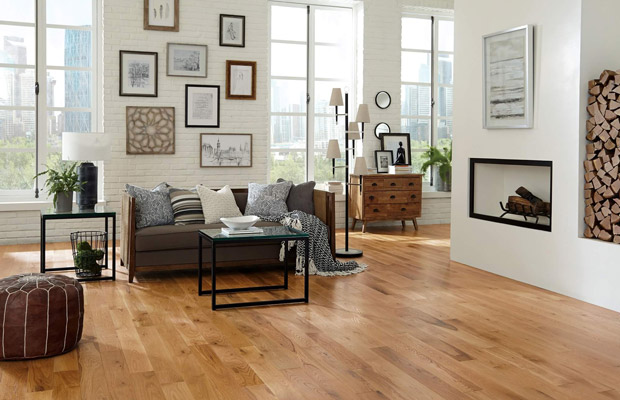 Phòng khách nhỏ lát sàn gỗ tone sáng be giúp rộng rãi hơn