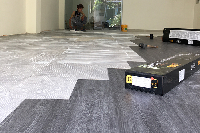 Vậy Có nên lát sàn nhựa dán keo vào năm 2026 không?