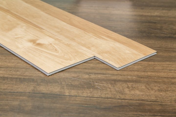 So sánh sàn gỗ công nghiệp và sàn nhựa SPC cho phòng khách nhỏ