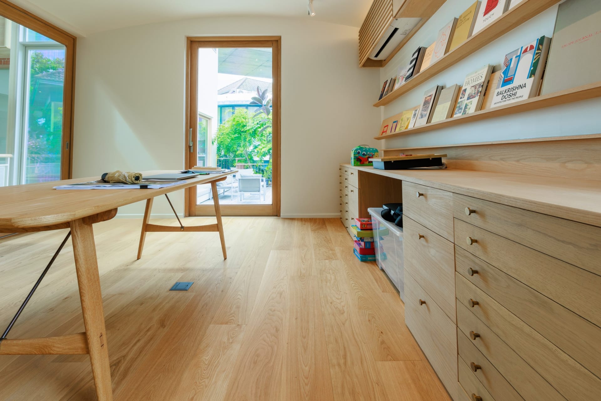 Phối màu sàn gỗ với nội thất hài hòa, sang trọng