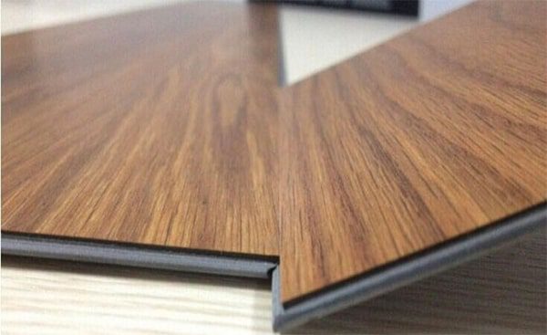 so sánh sàn nhựa hèm khóa với sàn nhựa dán keo