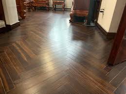 Phối màu sàn gỗ chiu liu tương phản với nội thất