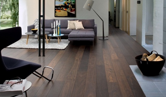 Công trình thực tế sàn gỗ màu tối sang trọng