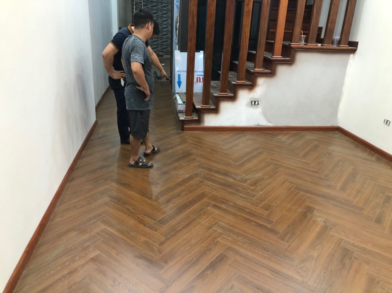 Sàn gỗ xương cá có đắt hơn sàn lát thẳng không?