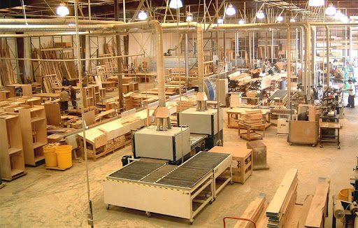 Quy trình sản xuất sàn gỗ công nghiệp với công nghệ ép các lớp.