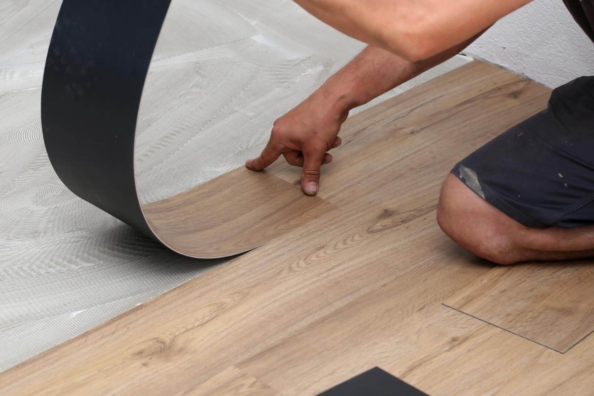 Dán tấm sàn đầu tiên (Lấy làm điểm chuẩn)