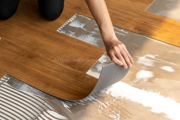 Lắp các tấm sàn tiếp theo