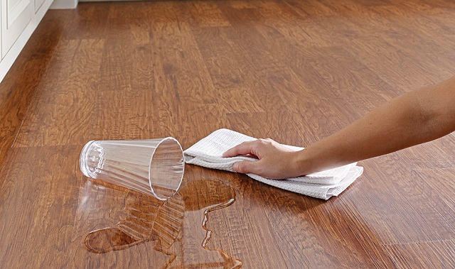 Sàn gỗ công nghiệp có chịu nước không