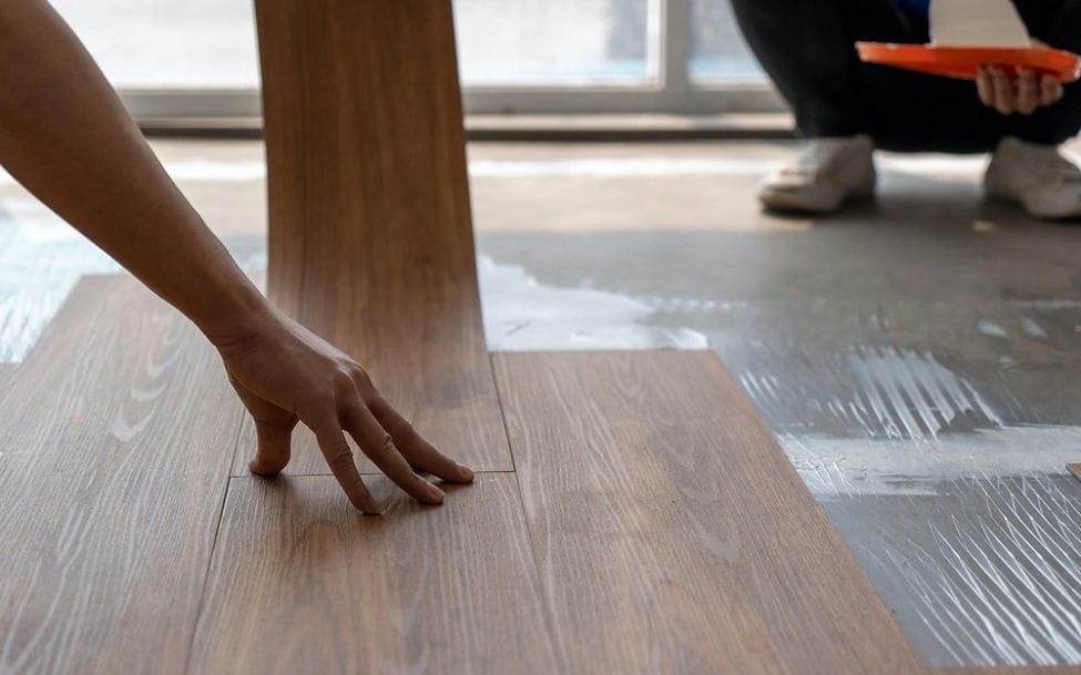 So sánh độ bền của sàn nhựa dán keo 2mm và 3mm 