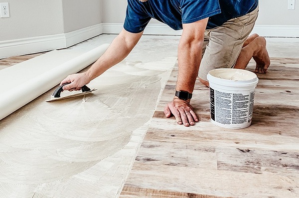 Những yếu tố ảnh hưởng đến giá sàn nhựa dán keo 