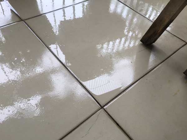 không nên lát trực tiếp lên nền gạch cũ khi nền đang ngấm nước
