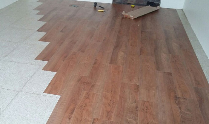 Lợi ích của việc giữ lại nền gạch cũ khi lắp sàn nhựa hèm khóa