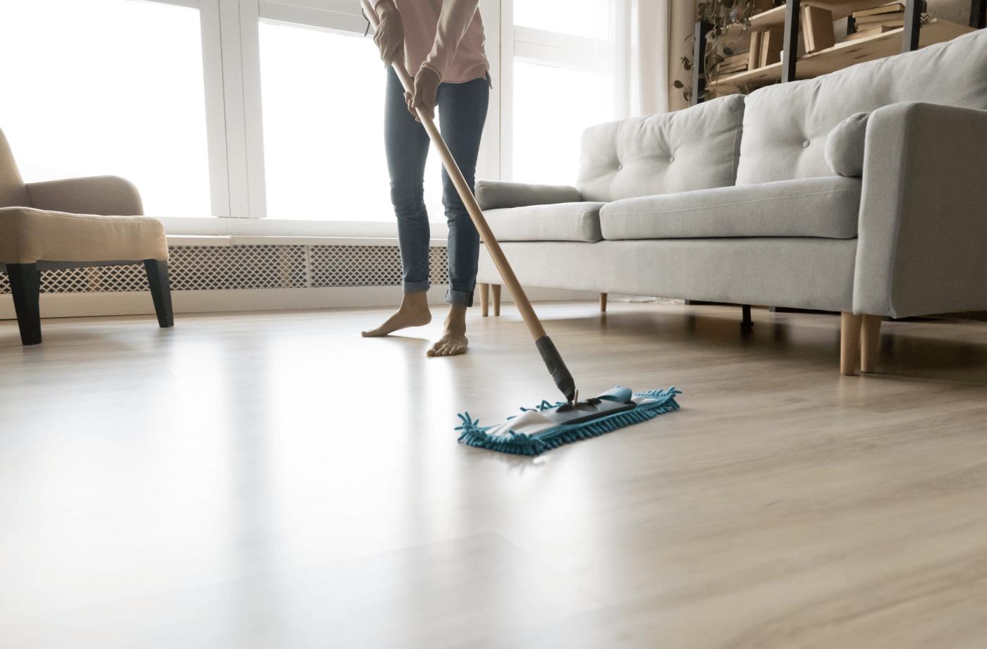 Hút bụi trước khi lau ướt sàn