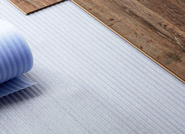 Hãy Trải lớp lót (xốp foam) trước khi thi công