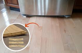 Cận cảnh mép sàn gỗ bị phồng rộp do ngấm nước lâu ngày