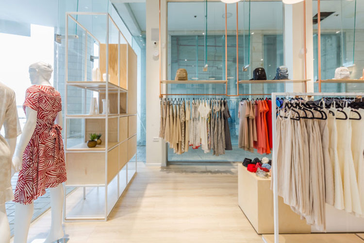 Bí quyết chọn sàn shop thời trang giúp tôn dáng sản phẩm và mở rộng không gian