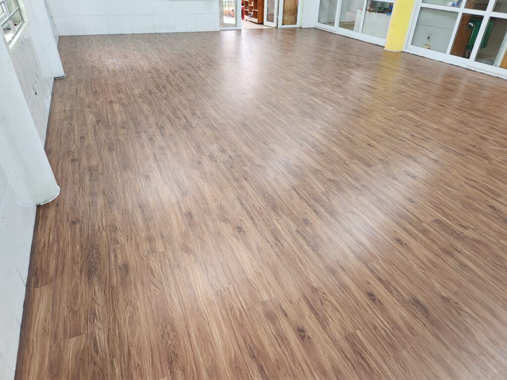 Sàn nhựa hèm khóa là gì? Có nên sử dụng sàn nhựa hèm khóa không?