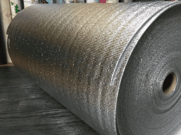 Xốp lót sàn tráng bạc - một trong các loại xốp lót sàn phổ biến.