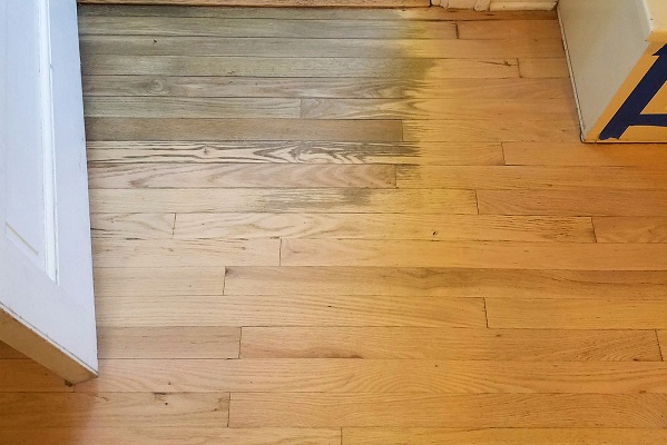 Nền nhà bị ẩm mốc, ngấm nước ngược làm hỏng và phồng sàn nhựa